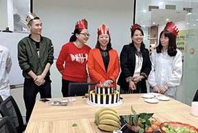 舉辦(bàn)生日會