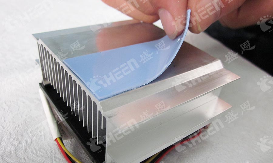 導熱(rè)矽膠片：電子(zi)設備散熱的(de)戰略解決方(fang)案